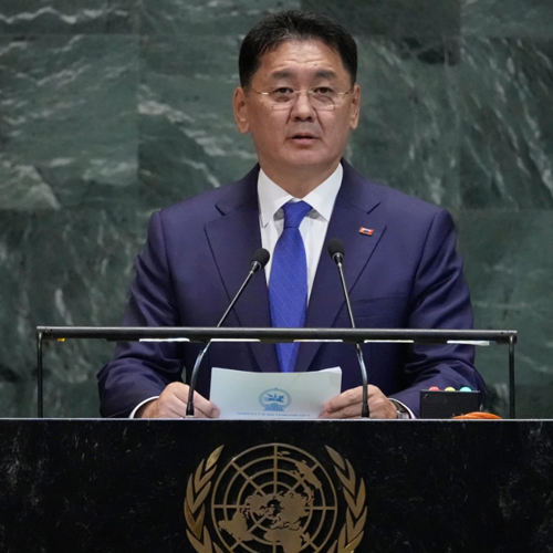 Председник Монголије одваја тренутак да охрабри светске коње