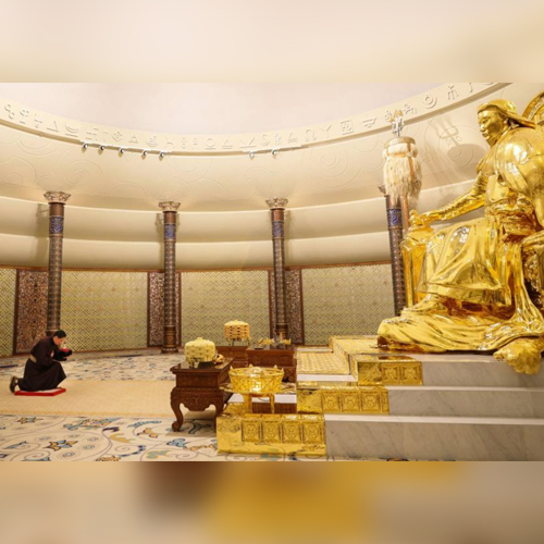 Председник Khurelsukh одао почаст код Златне статуе Chinggis Khaan